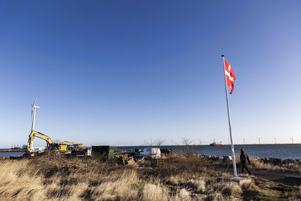 Det let forurenede mudder bliver gravet op, hvor Lynetteholmen skal være, og så dumpes det i Køge Bugt. Dumpningen har fundet sted siden januar.