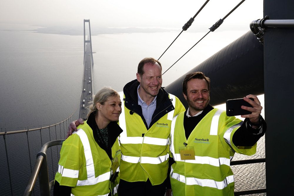 Christian Prudhomme (i midten), der er løbsdirektør for Tour de France, er i Danmark onsdag. Han blev vist rundt på Storebæltsbroen af transportminister Trine Bramsen og erhvervsminister Simon Kollerup.