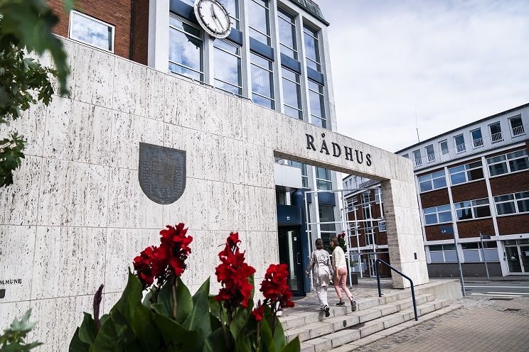 Kommunens serviceramme er overskredet med omkring 100 millioner kroner, og det kan komme til at koste i bøde til staten.