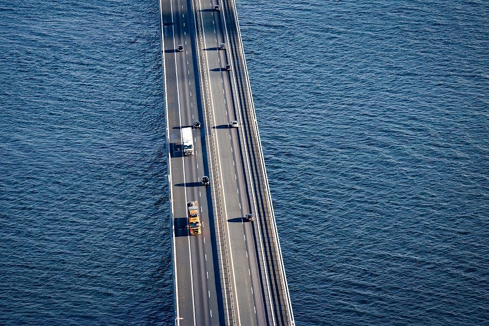 Indtægter fra Storebæltsbroen kan finansiere en kommende bro over Kattegat, viser en ny undersøgelse.