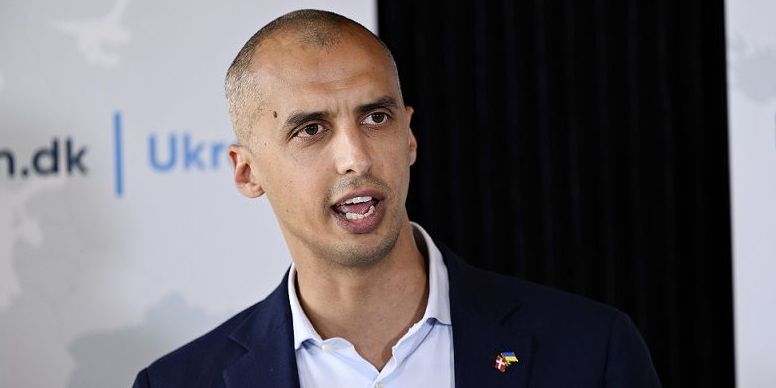 Udlændinge- og integrationsminister Mattias Tesfaye da han holdt fælles pressemøde med status på situationen vedrørende de fordrevne fra Ukraine i Danmark og opgaven med at hjælpe dem i gang i det danske samfund, i Eigtveds Pakhus i København fredag 25. marts.