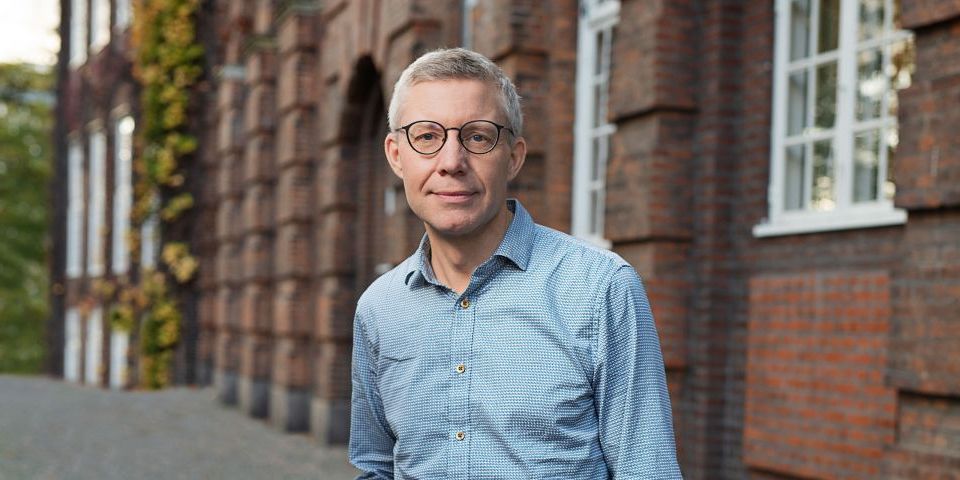 Jakob Bang der er forhandlingschef i FOA mener, at det er et indgreb aftaleretten inden for den danske model, når kommunerne fortolker løn og ansættelsesvilkår for handicaphjælpere.