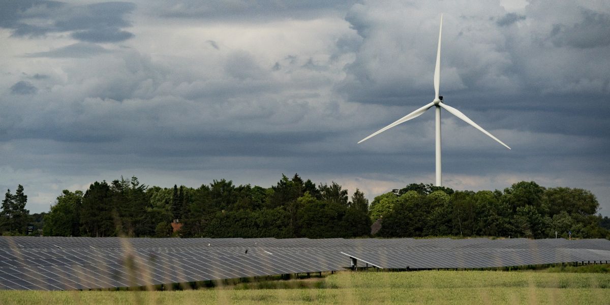 Kommuner kan risikere at udskyde både bygning af daginstitutioner og plejehjem. Nyt klimaudspil fra regeringen vil satse massivt på både sol og vind, og det vil presse anlægsrammen i kommunerne, mener flere økonomer.