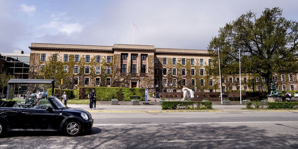 På en parkeringsplads over for rådhuset i Gentofte skal der nu opsættes en pavillon til ukrainske flygtninge.