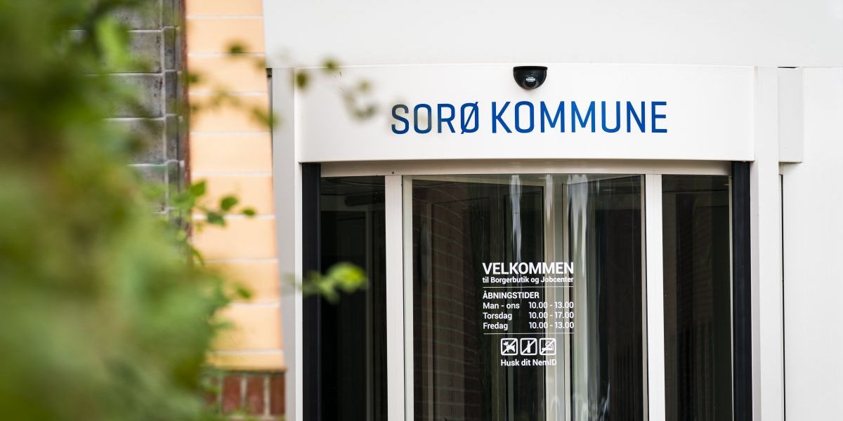 Borgerne ser med mildere og mildere øjne på de sammenlagte kommuner. Her ses indgangen til rådhuset i Sorø Kommune, som i 2007 blev sammenlagt af kommunerne Dianalund, Stenlille og Sorø.