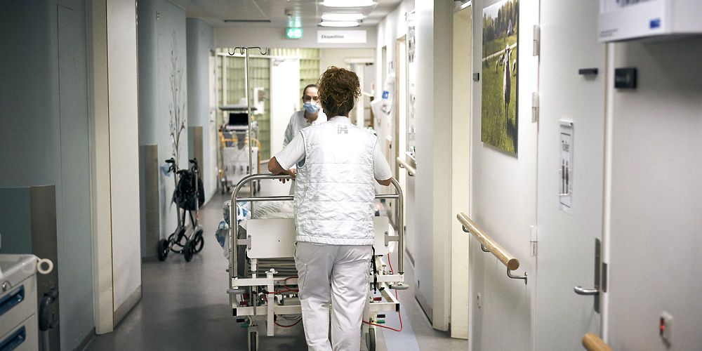 Patienter bliver udskrevet hurtigere og hurtigere fra hospitalerne. Derfor står kommunerne med store sundhedsfaglige plejeopgaver i form af genoptræning, sundhedsbehandling, medicinering mv. Men kommunerne gør det ikke ensartet, da det ikke er defineret, hvad de egentlig skal gøre. Nu kræver flere organisationer en kvalitetsplan i sundhedsreformen.
