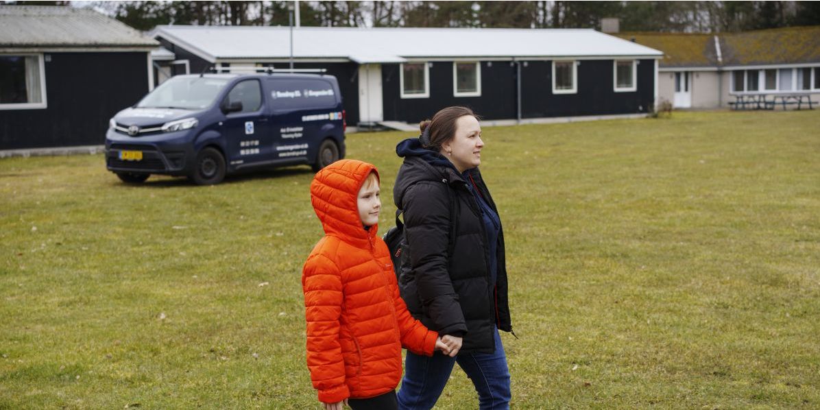 Kommunerne får stor frihed i håndteringen af ukrainske børn og unge. Friheden er givet i ny politisk aftale, som får stor ros af KL. Her et foto af to flygtninge fra Ukraine fra Center Dokkedal i Nordjylland.