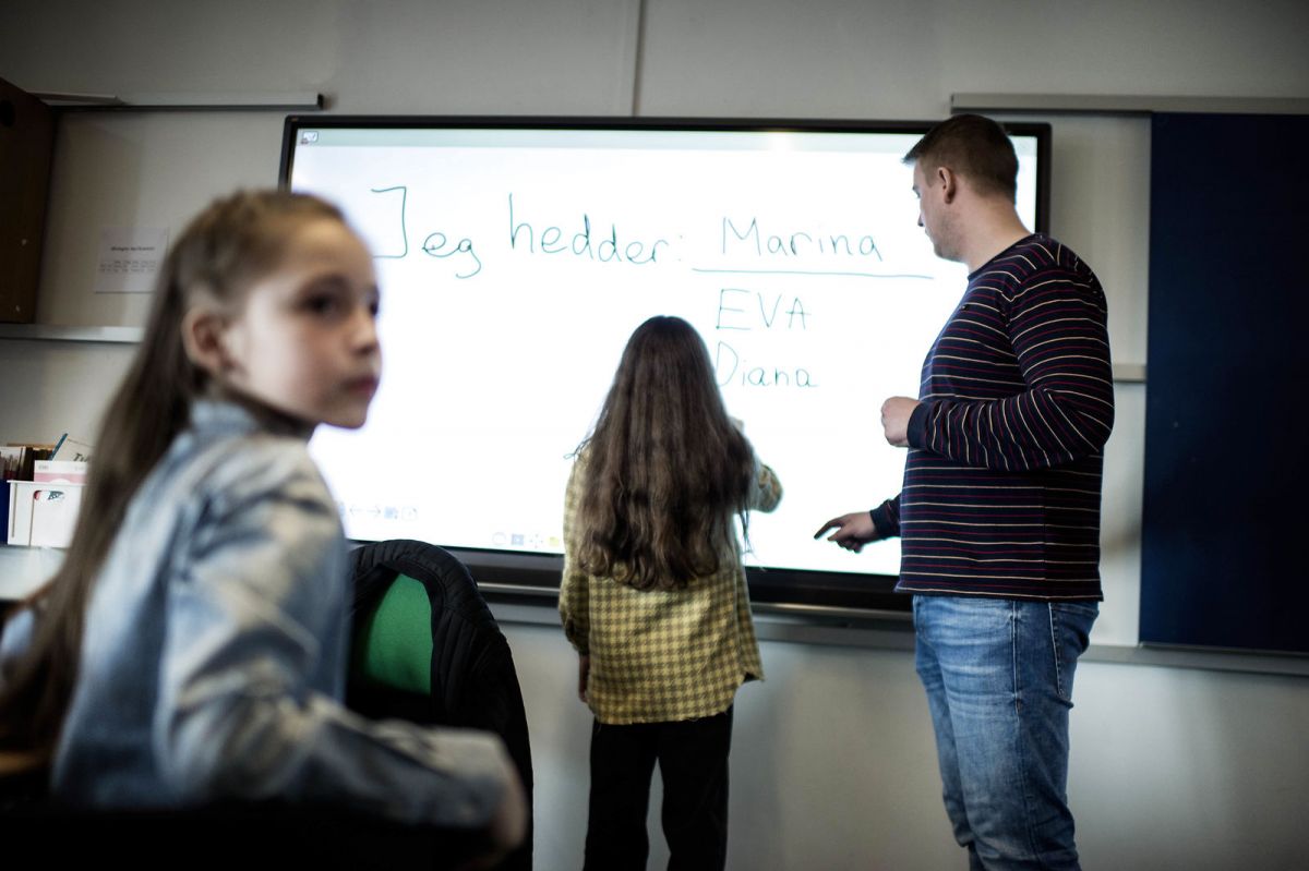 Det kniber i kommunerne med at skaffe lærerkræfter til de ukrainske flygtningebørn, så nu er der politisk opbakning til en nødløsning. Her er det ukrainske børn, som bliver undervist på Humble Skole på Langeland.