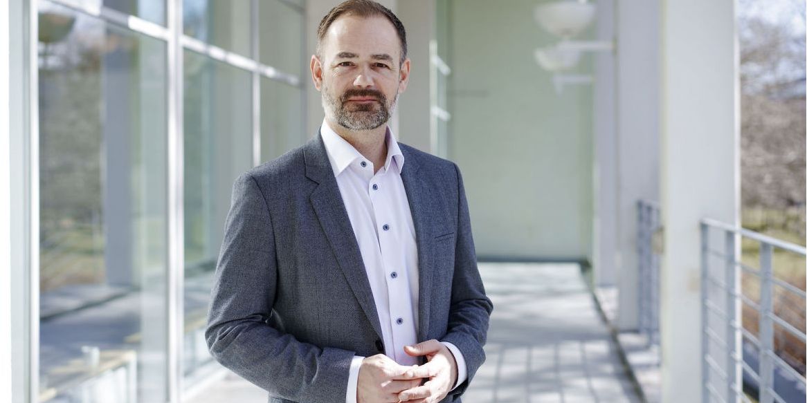 Det vækker opsigt, at Aarhus-borgmester Jacob Bundsgaard (S) nu får et honorar for sin formandspost i Aarhus Havn. Et honorar han angiveligt har forsøgt at få sat til 250.000 kroner..