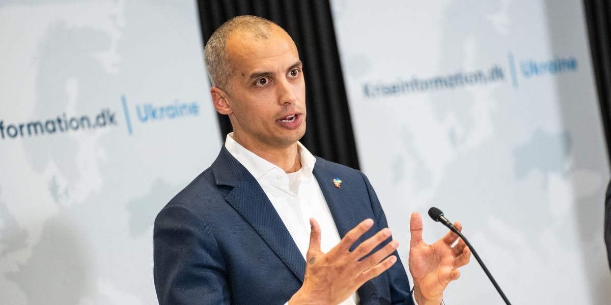 Udlændinge- og integrationsminister Mattias Tesfaye (S) har onsdag meldt ud, at ukrainske flygtninge kan tage et arbejde allerede, når de ansøger om opholdstilladelse. Den nye regel gælder fra fredag.