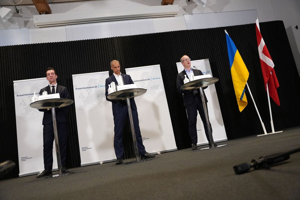 Udlændinge- og integrationsminister Mattias Tesfaye (i midten), indenrigs- og boligminister Kaare Dybvad Bek (tv.) og direktør i Udlændingestyrelsen Niels Henrik Larsen kunne fredag give en status på ukrainerne i Danmark.