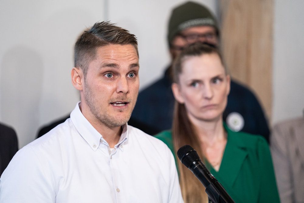 Politisk ordfører Henrik Vindfeldt under Veganerpartiets pressemøde.