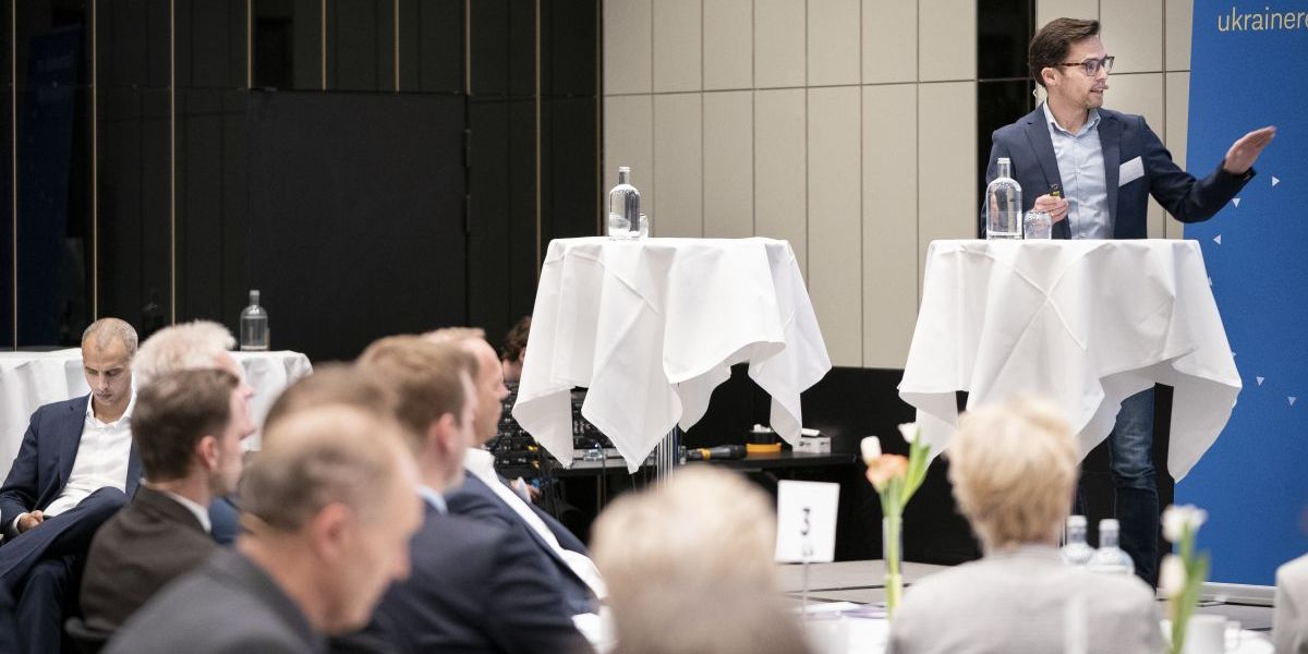 På møde for 'Partnerskab om ukrainere i job' i København mandag langde forskningsprofessor Jacob Nielsen Arendt en dæmper på forventningerne om, at de ukrainske flygtninge vil storme ud på arbejdsmarkedet.