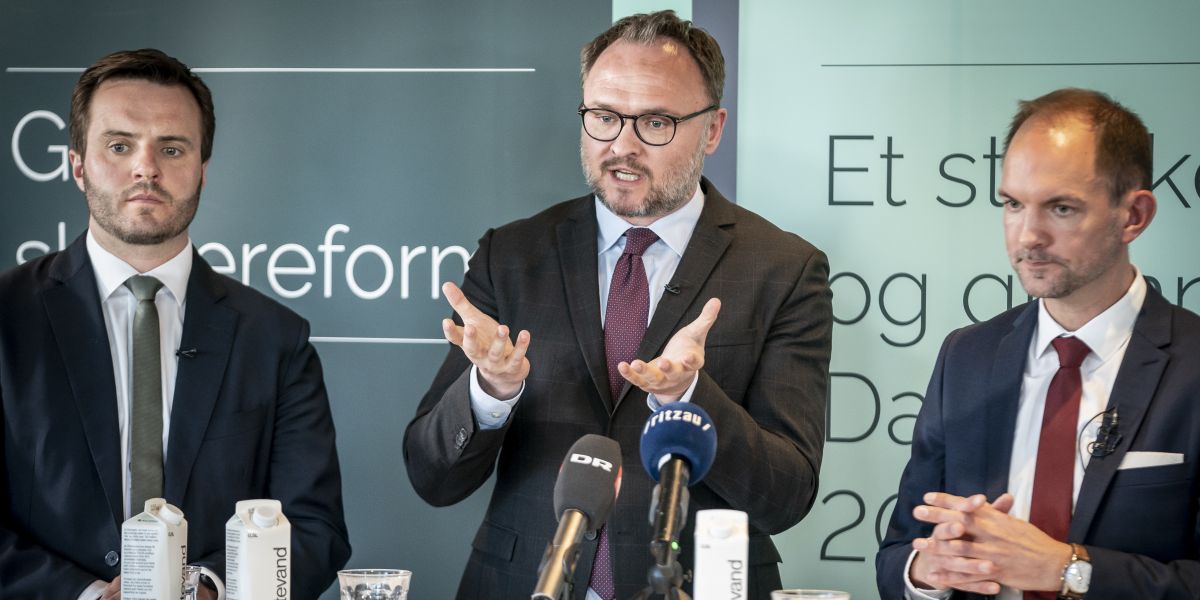 Erhvervsminister Simon Kollerup (S), klima-, energi- og forsyningsminister Dan Jørgensen (S) og skatteminister Jeppe Bruus (S) præsenterede i går, onsdag, regeringens udspil til en grøn skattereform med en ensartet CO2-beskatning.