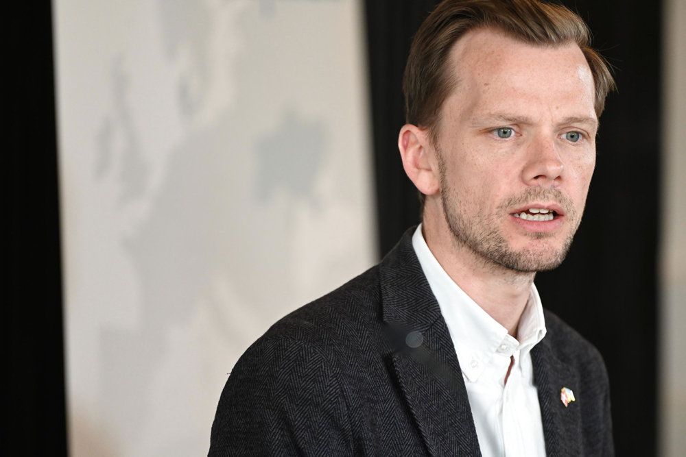 Regeringen overvejer i øjeblikket flere initiativer til at sikre nok hænder til at hjælpe med modtagelse og integration af de mange tusinde ukrainere, der er kommet og kommer til Danmark. Et af dem er at fjerne modregning af pension og efterløn. Det siger beskæftigelsesminister Peter Hummelgaard (S).