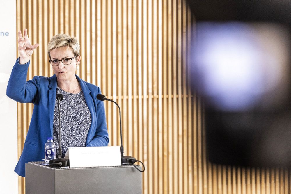 På et pressemøde mandag italesatte børne- og undervisningsminister Pernille Rosenkrantz-Theil (S), at den største udfordring er at finde lærere nok til det stigende antal ukrainske skolebørn.