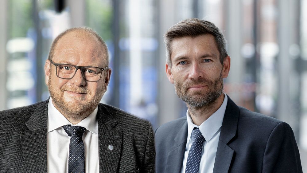 Borgmester mads Sørensen, Varde Kommune og vicedirektør Kim Haggren Dansk Industri præsenterer på et borgmestermøde et forslag til en ny type frikommuneforsøg.