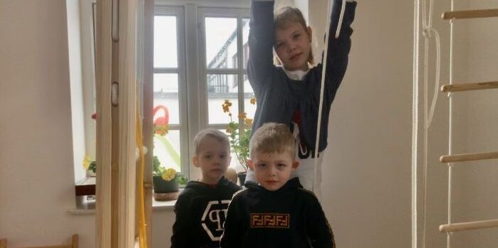 De tre ukrainske børn her ankom for to uger siden til Greve sammen med deres mor og farmor. Nu får deres danske værter et langt mindre tilskud til at huse dem.