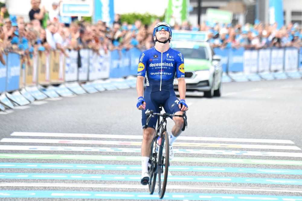 Remco Evenepoel kører over målstregen som vinder af 3. etape af PostNord Danmark Rundt i Vejle i august 2021.