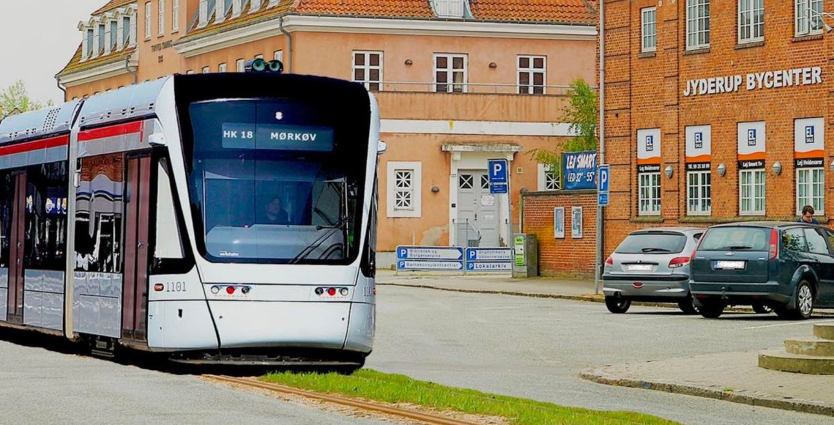 Der kommer en letbane i Holbæk. Og der skal være afstemning om, hvorvidt der skal bygges bro eller tunnel til Orø. Hvis man altså skal tro på noget her 1. april...