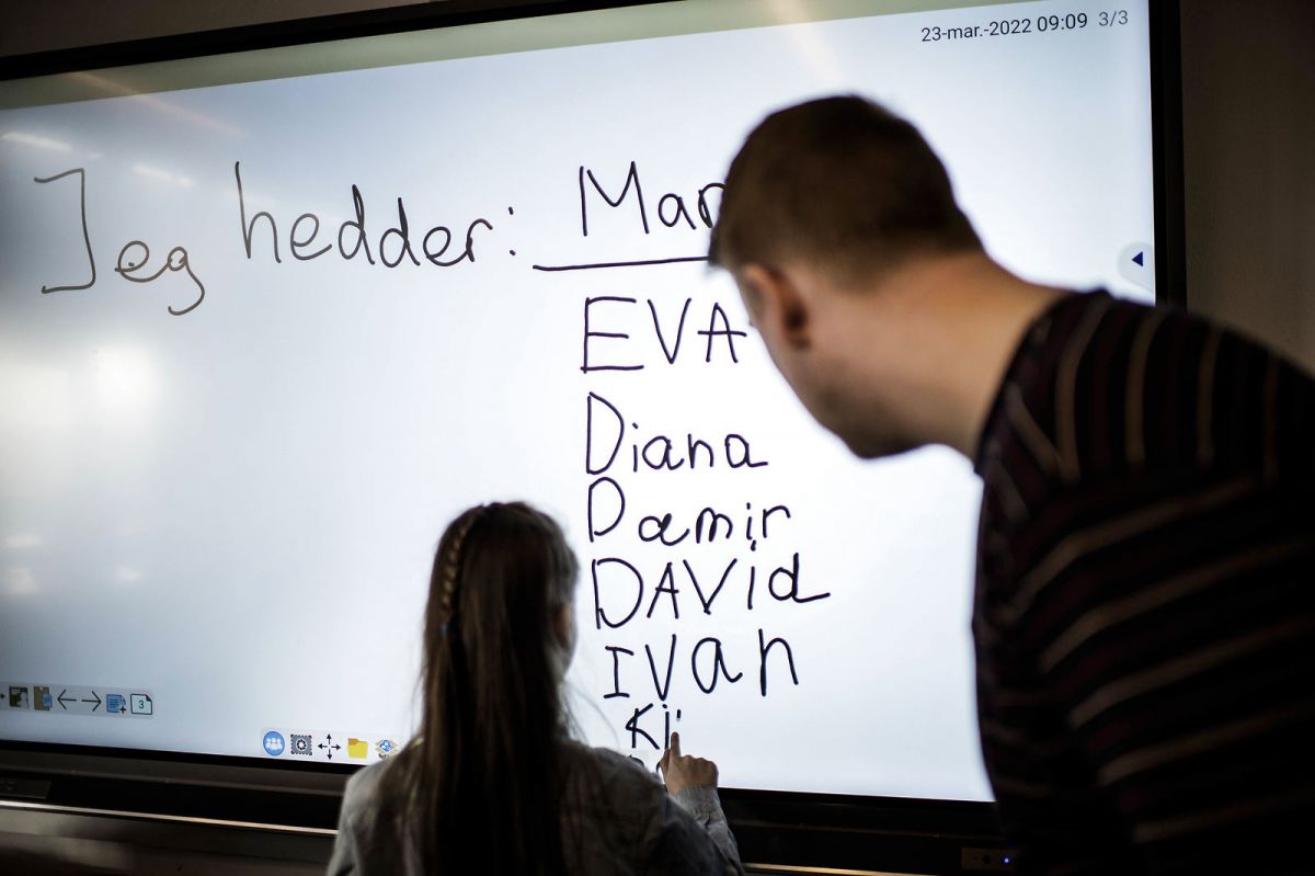 Børn fra Ukraine undervises på Humble Skole på Langeland. 44 ukrainske flygtningebørn i alderen 6-13 år starter i modtageklasser. Senere sluses de ud på skolen, hvor der går 100 elever.