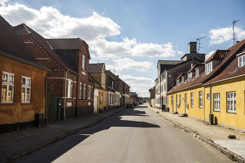 Lemvig Kommune klarer sig særligt godt ved hjælp af en særlig stedskultur, der er et produkt af det særlige samspil mellem erhvervsstrukturer, størrelsesforhold, historisk-kulturelle stiafhængigheder samt et aktivt lokalt miljø.