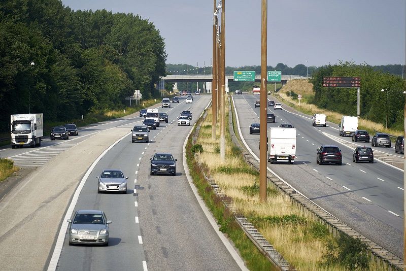 Regeringen vil  øge tempoet på udbygningen af fjernvarmenettet for at udfase afhængigheden af naturgas, og det kan betyde, at kommuner må forberede sig på at vente med flere opgaver på vejene.