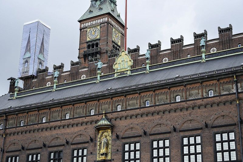Politikerne på Københavns Rådhus har enstemmigt besluttet at opføre en pavillon-by på Amager trods forurenende naboer.