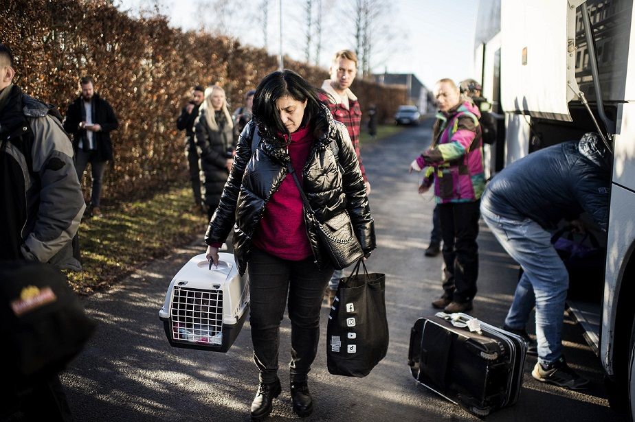 Ukrainske flygtninge ankommer til Oure Friskole på Fyn i begyndelsen af marts. I København overvejer politikerne at opføre pavillon-by for at huse fremtidige flygtninge.
