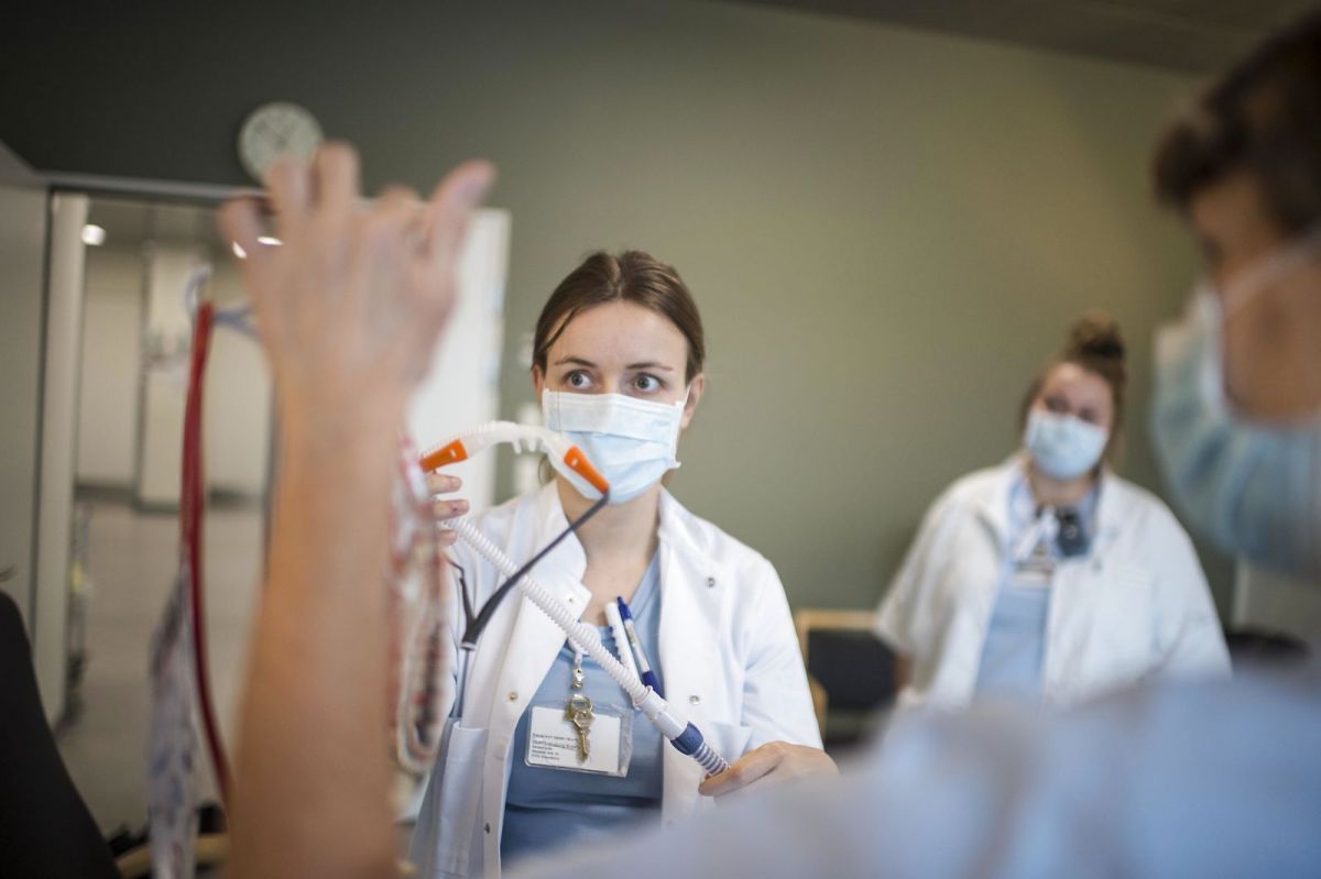 De ansatte på landets hospitaler skal formentligt forberede sig på større effektiviseringer i 2023 end i 2022, fordi regionerne kun har udsigt til at få omkring halvdelen af de stigende udgifter dækket ved årets økonomiforhandlinger.