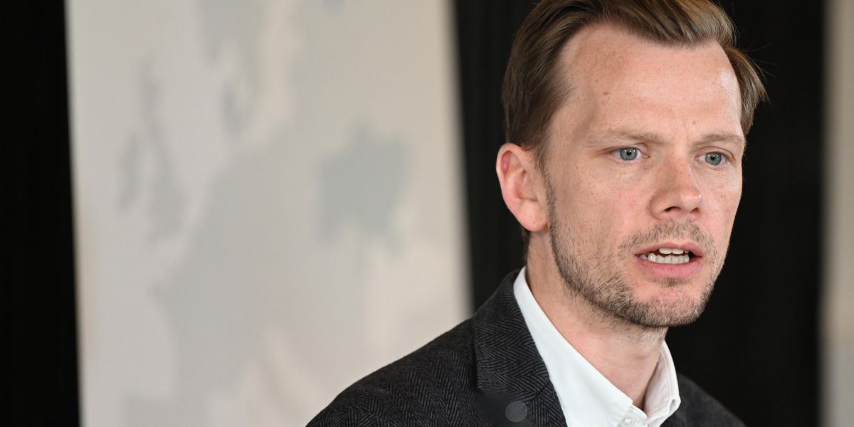 Beskæftigelsesminister Peter Hummelgaard tager god imod forslag fra KL om, at unge skal i arbejde i stedet for uddannelse.