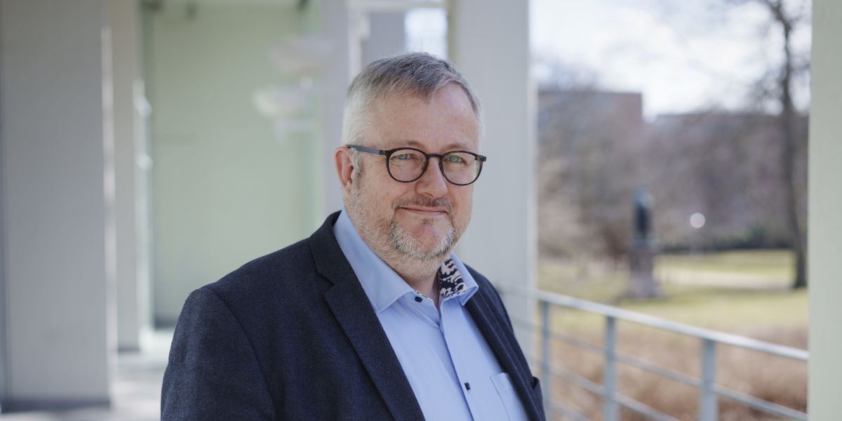 Søren Steen Andersen (V), borgmester i Assens Kommune, mener, at kommunerne skal melde anlægsbudgetter ind for 2023, som rent faktisk kan overholdes i regnskabet. Han og andre borgmestre kritiserer, hvis kommuner konsekvent overbudgetterer med mere, end de kan nå at bruge.