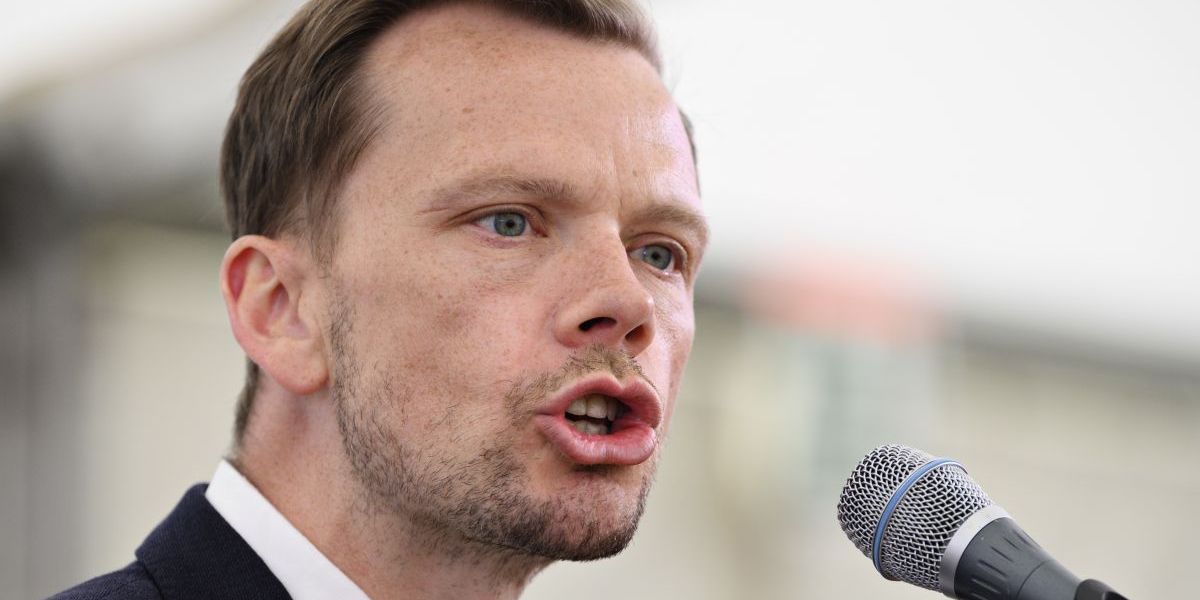 (Arkiv) Peter Hummelgaard vil tage 'interessante tal' fra midtvejsevaluering af a-kasseforsøg med i forhandlinger om besparelser på jobcentre. Her taler han i Fælledparken 1. maj.