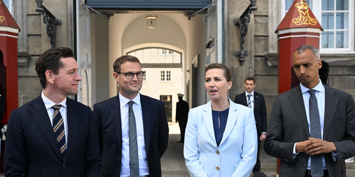 Nye ministre udnævnt i dag (mandag) til præsentation, hvor Christian Rahbjerg Madsen (S) er blev udnævnt som ny Indenrigs- og Boligminister.
Fra venstre Kaare Dybvad, som skal være nye Udlændinge- og Integrationsminister, Christian Rabjerg Madsen ved siden af Statsministeren og yderst til højre Mattias Tesfaye, som er ny justitsminister.