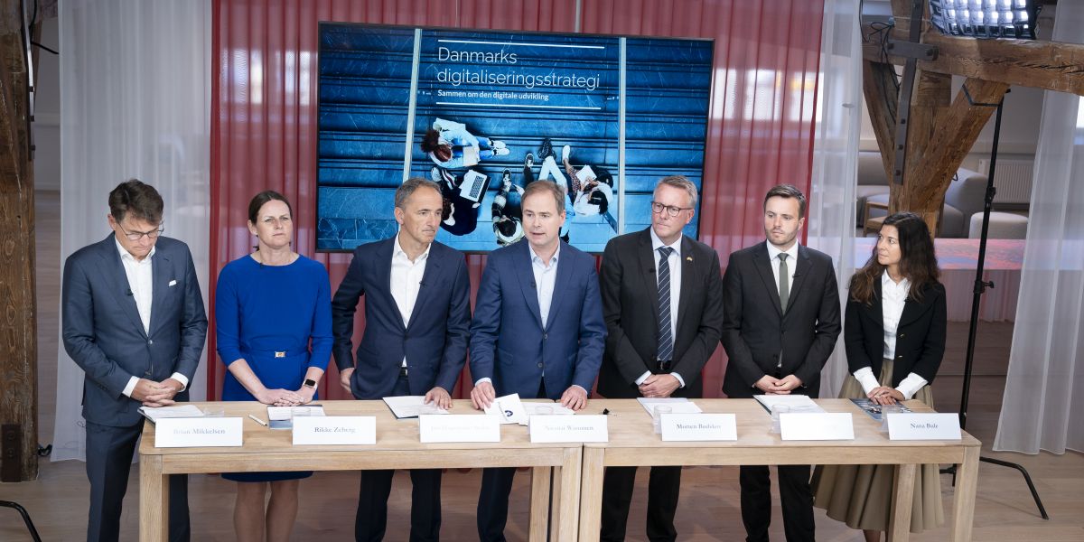 Finansminister Nicolai Wammen (S) - i midten - havde et stort følgeskab af to ministre og fire fra erhvervslivet, da han i dag (torsdag) præsenterede regeringens nye digitaliseringsstrategi. Der var ingen repræsentanter for hverken regioner eller kommuner, selvom det forventes, at begge parter skal spille stor rolle i den kommende implementering øget digitalisering.