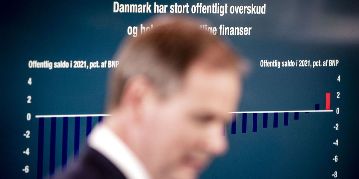 Inflationen er stort set den eneste sorte sky på den økonomiske himmel i Danmark. Men netop frygten for øget inflation og overophedning af økonomien tvinger regeringen til at holde igen med de offentlige udgifter.
