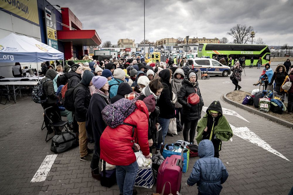 Flygtninge venter på at kunne blive transporteret videre fra Tesco i Przemysl, tirsdag den 8. marts 2022. Ifølge Udlændinge- og Integrationsministeriet er der nu kommet mellem 25.000-30.000 ukrainske flygtninge til Danmark.