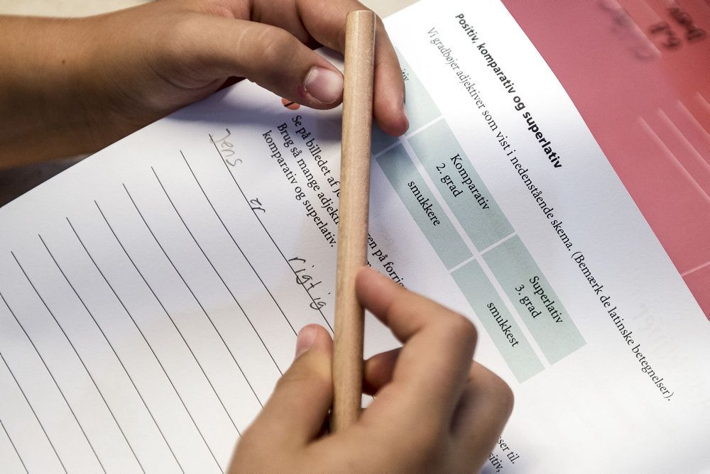 Der er ifølge Kommunernes Landsforening (KL) for mange elever, der ikke kommer i job eller uddannelse efter folkeskolen. Derfor vil kommuneforeningen have fjernet 10. klasse fra folkeskolen og flytte det over i regi af ungdomsuddannelser. (Genrefoto).