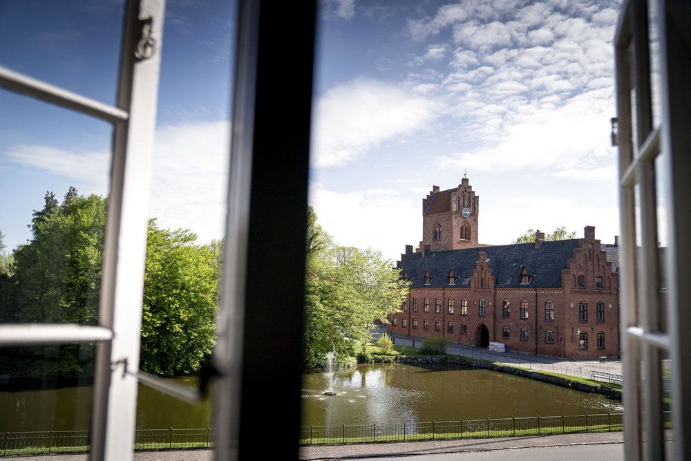 Herlufsholm søger ny rektor med et holistisk menneskesyn, skriver skolen i et jobopslag. Skolen fyrede sin rektor i starten af maj i kølvandet på en kritisk TV 2-dokumentar.