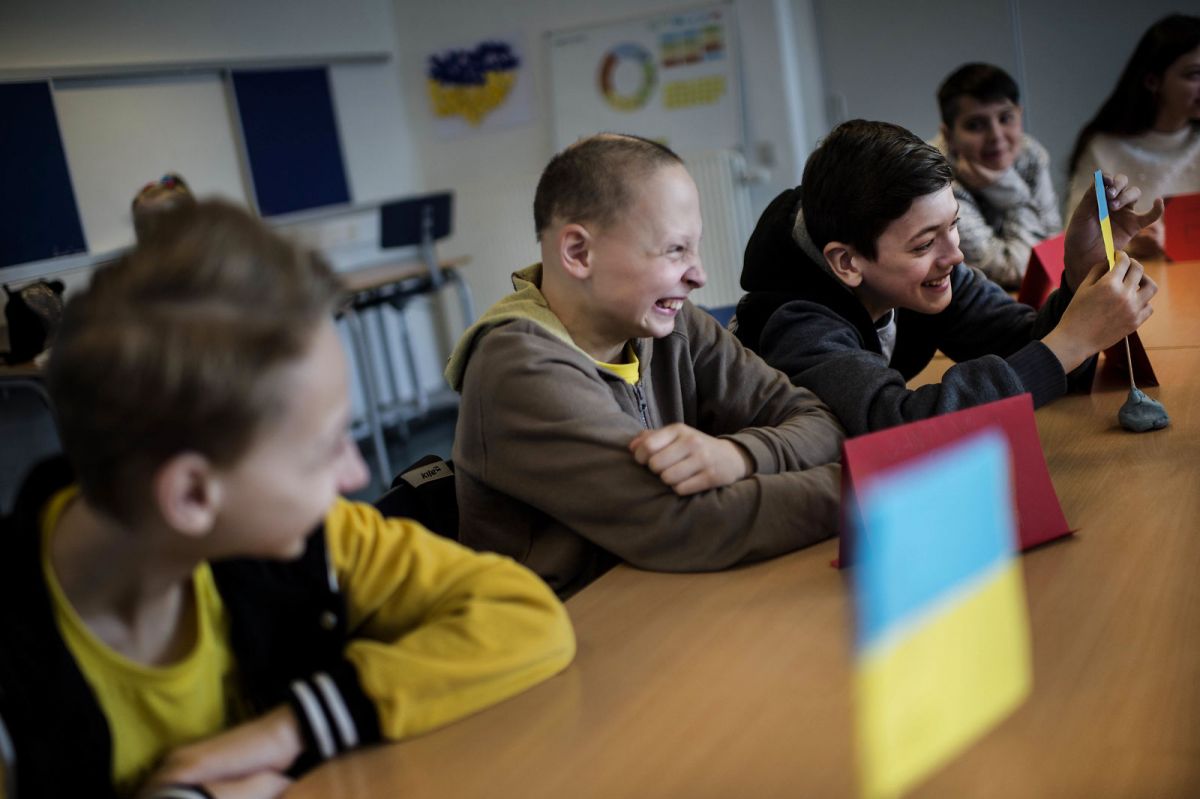 Flygtningebørn fra krigen i Ukraine kræver en særlig tilgang af fagpersoner i skolen og i dagplejen. Det får de nu hjælp til med nyt materiale.