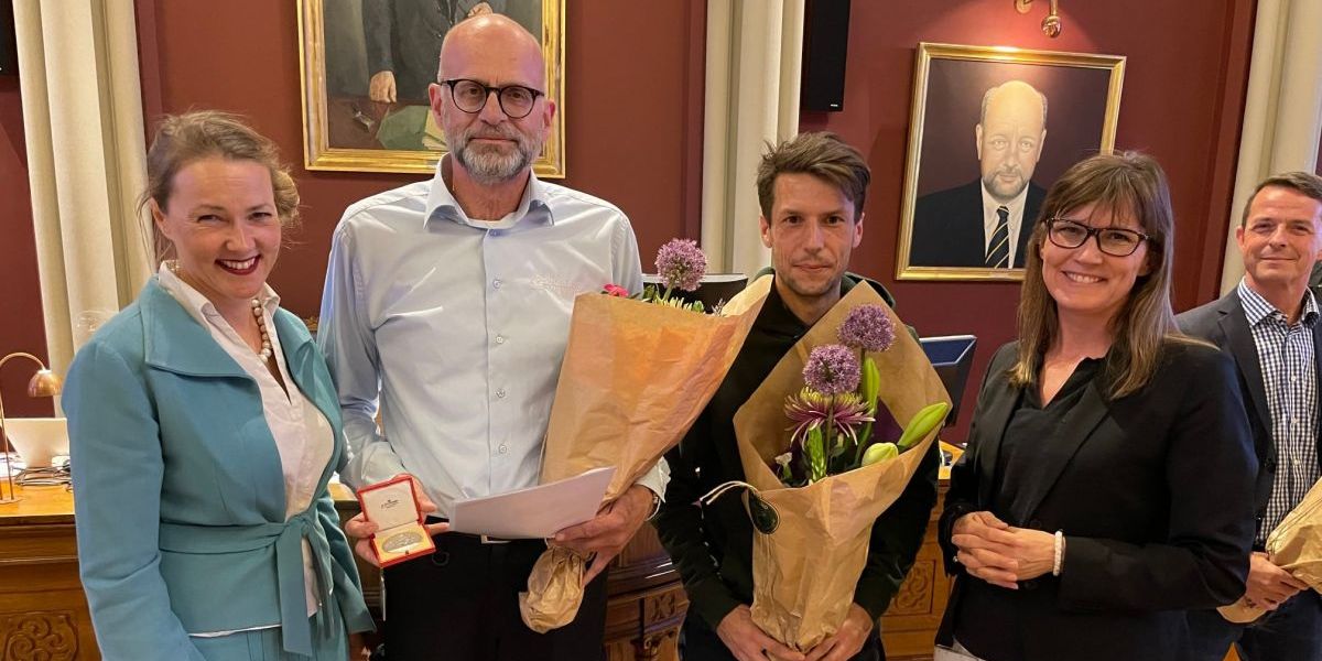 Rådhusbetjent, Mikael Juul Jensen (med hvid skjorte), reddede mandag 2. maj en brandende sportstaske ud af rådhuset i Helsingør. Nu får han medalje for sit heltemod.