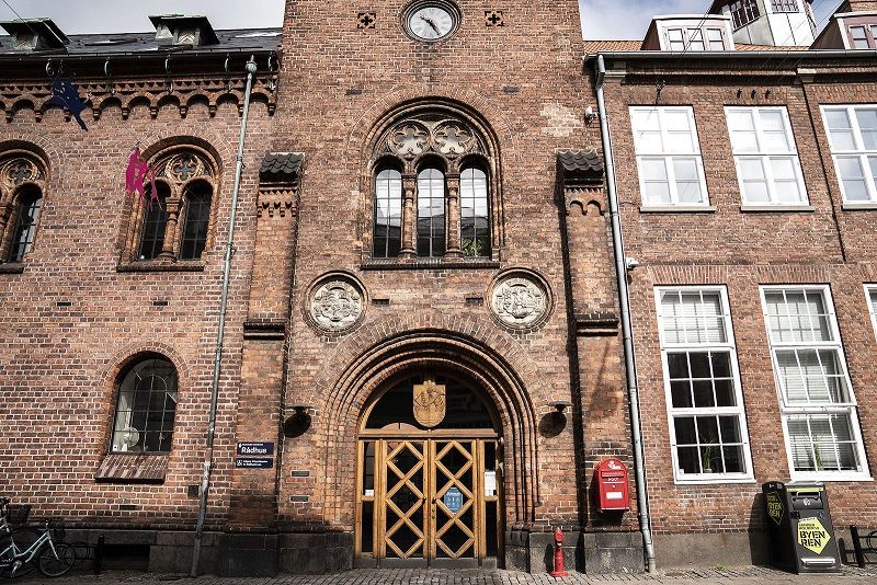 Det var her på Helsingør Rådhus, at der blev smidt en brændende taske ind under et byrådsmøde.