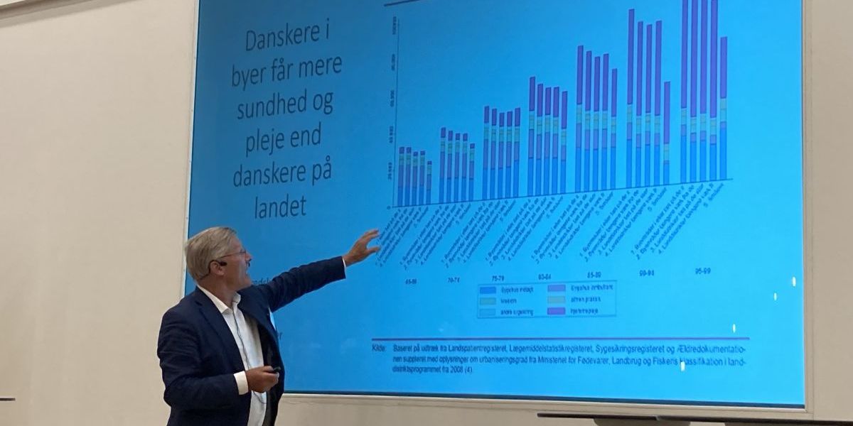 Professor Jes Søgaard gennemgår, hvordan uligheden i sundhed også slår igennem geografisk. Danskerne får således mere sundhed og pleje i byerne end på landet.