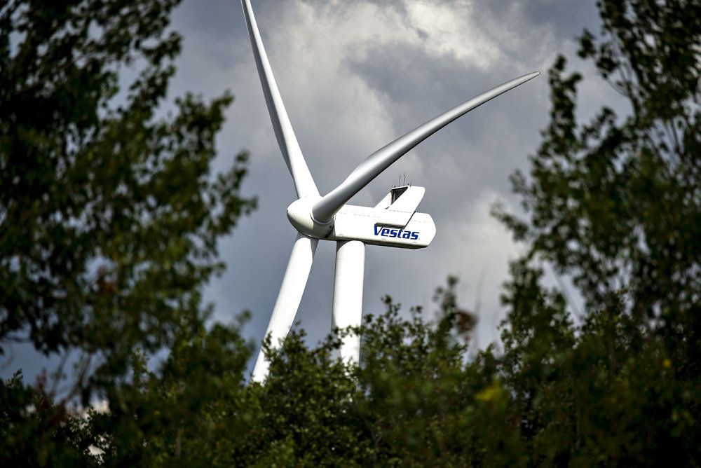 Skal regeringens ambition om at firedoble produktionen fra solenergi og landvind frem mod 2030, så skal der sikres bedre lokal opbakning, mener Venstre.
