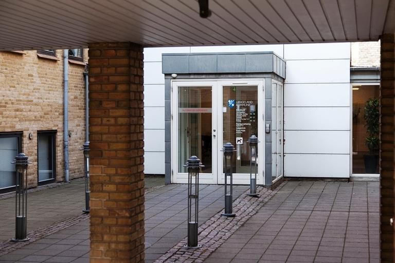 Ankestyrelsen har på baggrund af en række henvendelser bedt Langeland Kommune komme med en god forklaring på, hvordan man sikrer, at loven bliver overholdt fremadrettet. Kommunen skal også redegøre for sagsforløbet i tre konkrete sager.