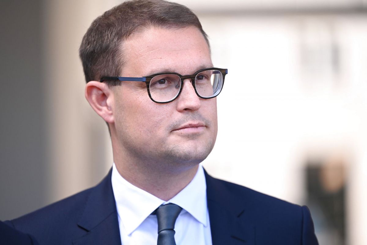Statsminister Mette Frederiksen har i formiddag præsenteret medlem af Folketinget Christian Rabjerg Madsen som ny indenrigs- og boligminister ved Amalienborg i København.