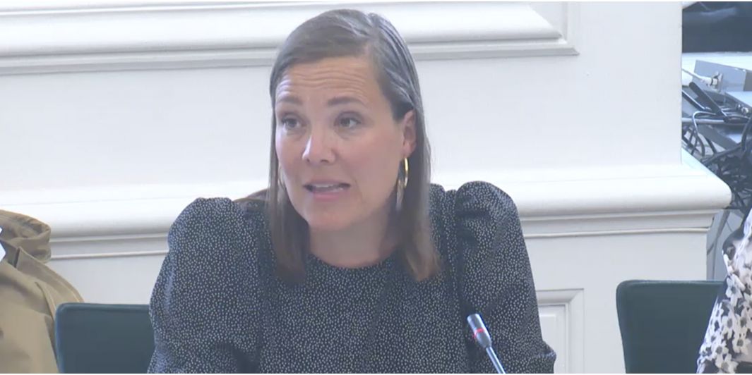 Under et samråd i Folketingets Social- og Ældreudvalg sagde Astrid Krag (S), at der kommer en stor forandring af det specialiserede socialområde som følge af regeringens nye udspil, som har mødt kritik fra blandt andet KL.