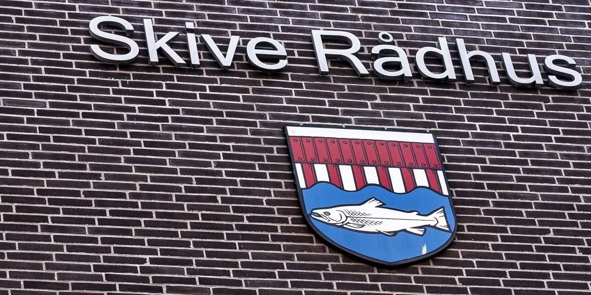 En medarbejder i Skive Kommune er blevet sendt hjem, efter at vedkommende havde søgt uberettiget i 195 borgeres oplysninger.