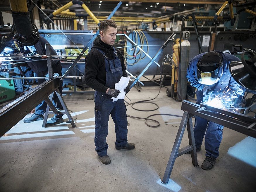 På Give Steel bliver de unge ledige ansat med forventninger om, at de indgår i produktionen på helt almindelig vis.