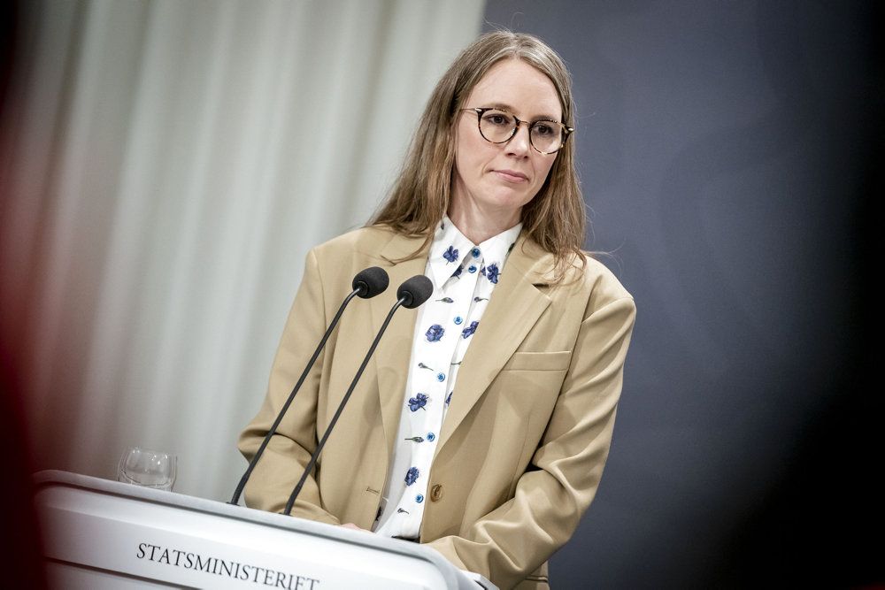 Miljøminister Lea Wermelin (S) vil stramme reglerne for at dumpe forurenet mudder fra bunden af havne i havet.